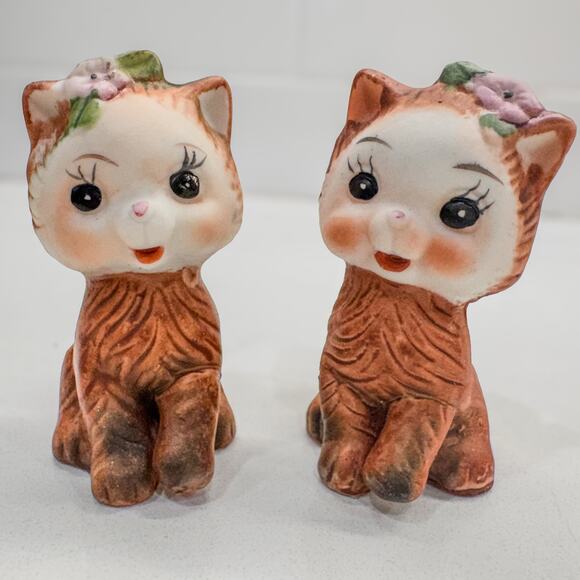 1950's Adorable Porcelain Bisque Pretty Kitties Decor Salt and Pepper Shaker Set - Picture 1 of 8